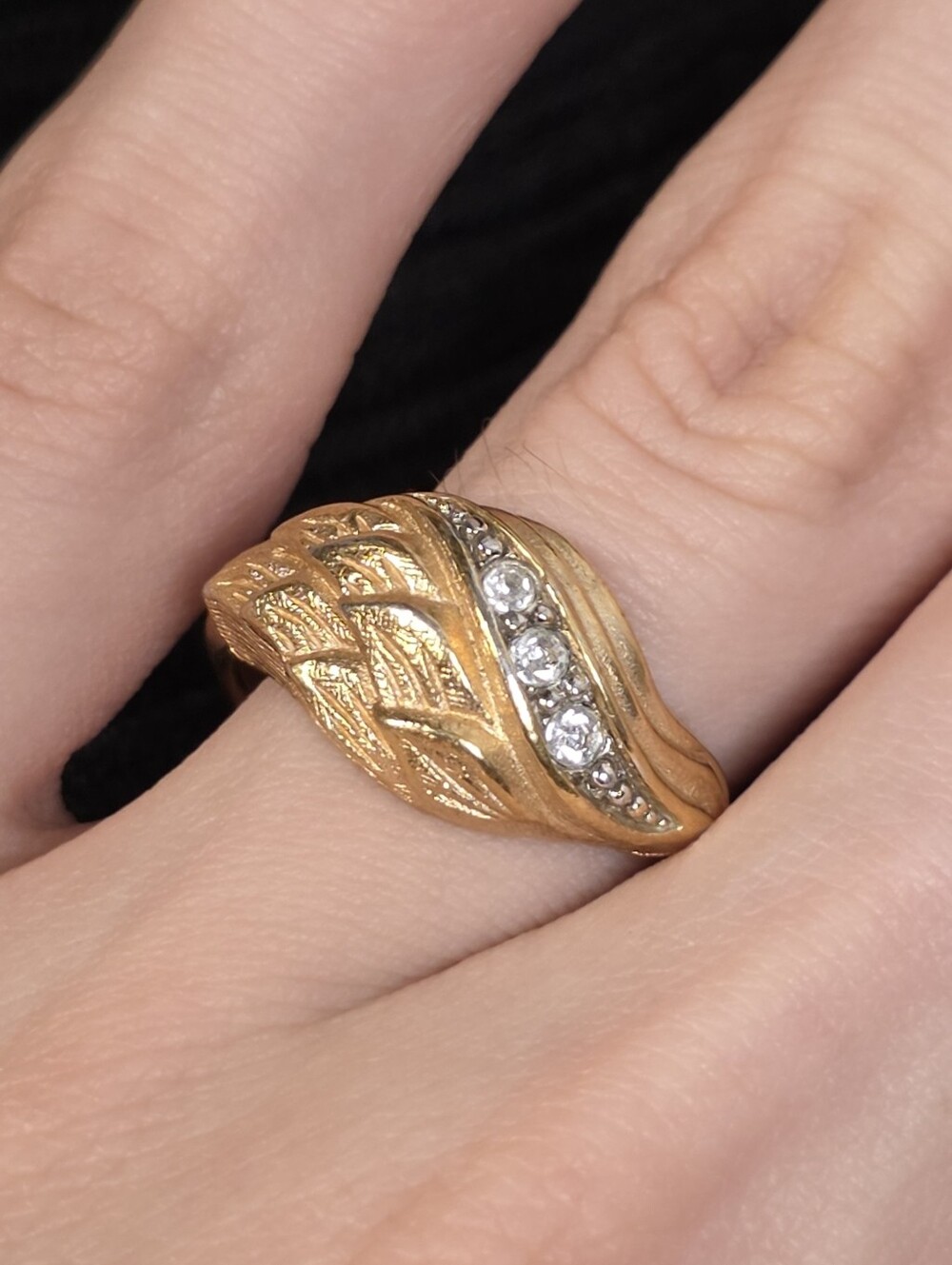 Vintage Avon Gold Tone Rhinestone Ring 5.5-5.75